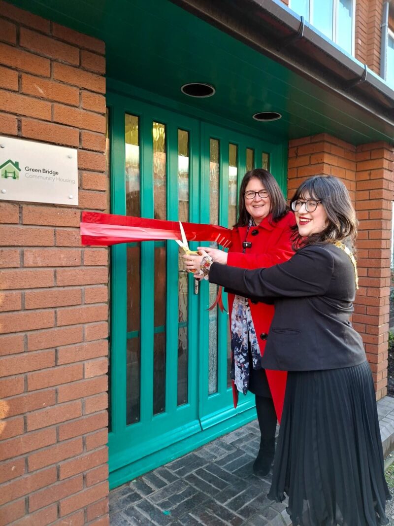 Rachel Hopkins MP and Mayor of Luton Cllr Amy Nicholls cutting the ribbon at Green Bridge Community Housing