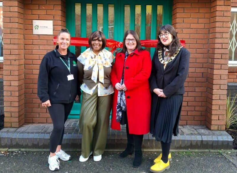 Rachel Hopkins MP and Mayor of Luton Cllr Amy Nicholls opening the Green Bridge Community Housing office in Luton