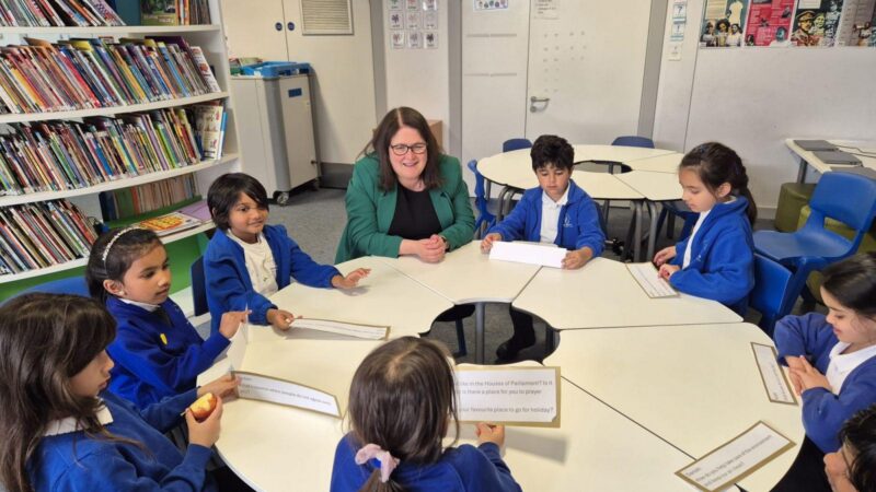 Rachel Hopkins MP with students at Riverbank Primary School